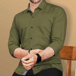 Men Regular Fit Solid Spread Collar Casual Shirt